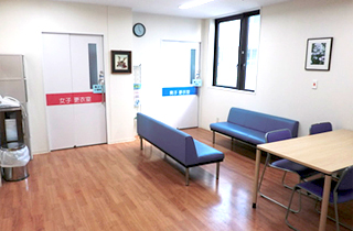 患者更衣室・待合室も広々!